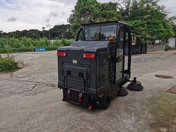 掃地車吸塵車廠家教你如何選購電動(dòng)掃地車