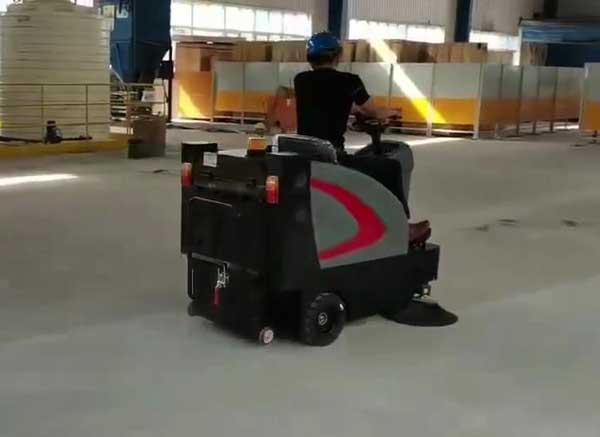 電動(dòng)掃地車價(jià)格表大全，哪些因素影響價(jià)格的高低？