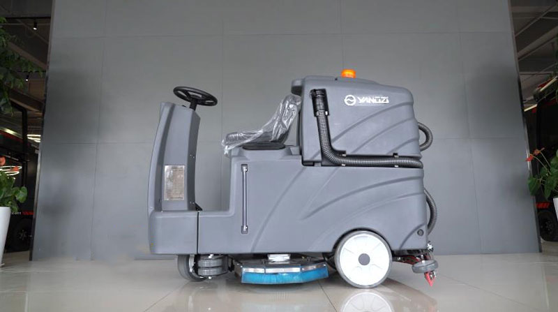 使用正確類型的洗地機清潔！