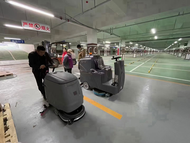 采用電池式全自動洗地機，易于清潔消毒，節(jié)省時間和人工成本！