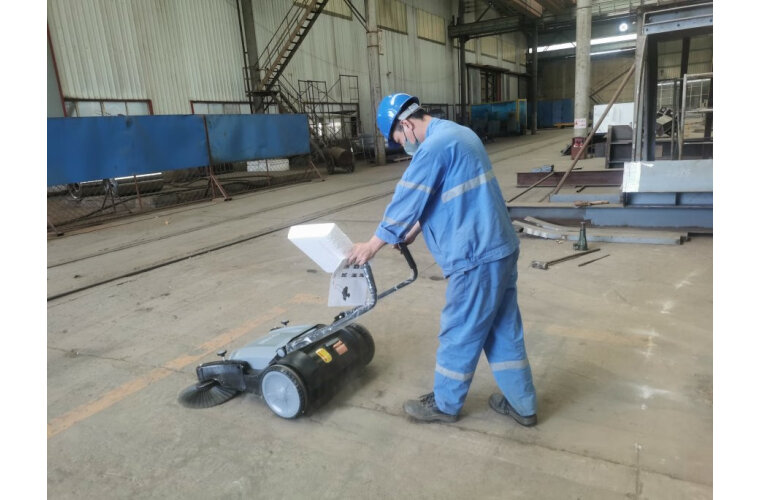 如何操作工業(yè)電動掃地機(jī)