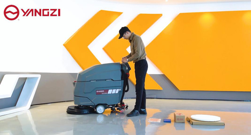 與傳統(tǒng)拖地相比，使用手推式洗地機(jī)有5個好處