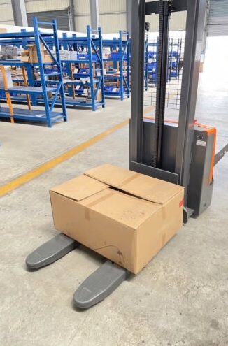 全電動(dòng)堆高車