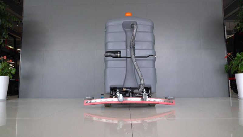 地庫(kù)難清潔？試試揚(yáng)子X(jué)8駕駛式洗地機(jī)！